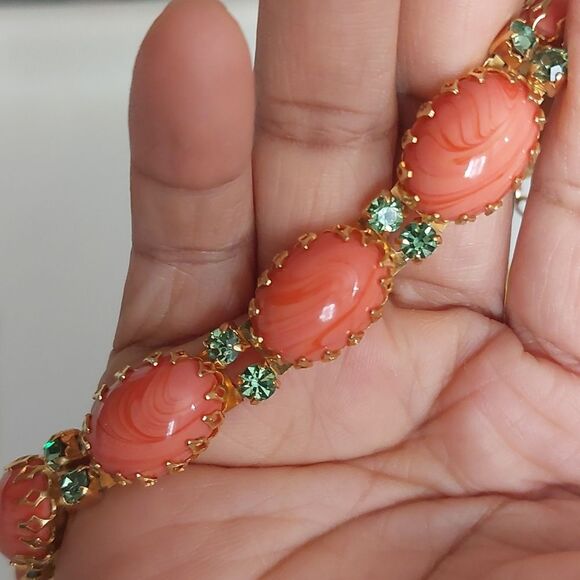 Hattie Carnegie Marbled Lucite Cabochon and Peridot Green Stones Link Bracelet - Picture 11 of 11